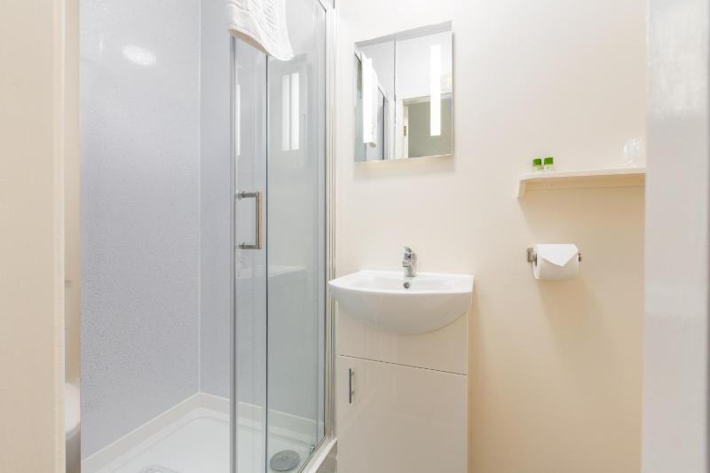 Twin Room with Private Bathroom image 2