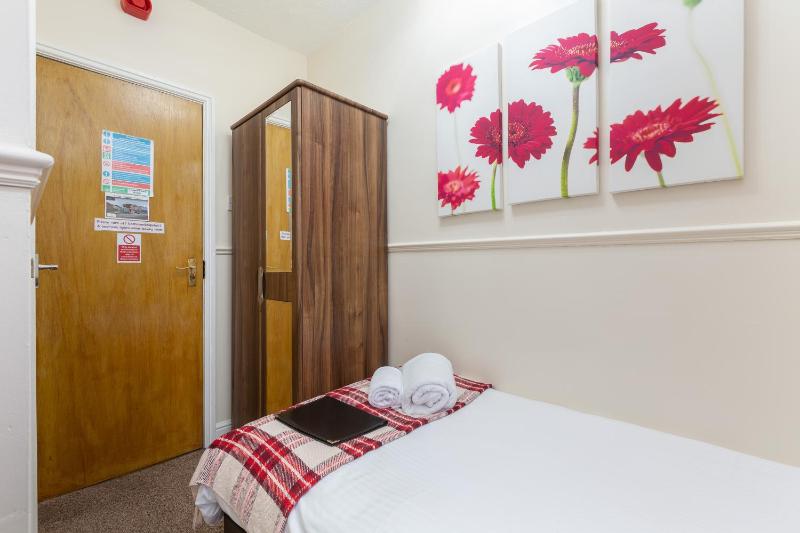 Single Room image 3