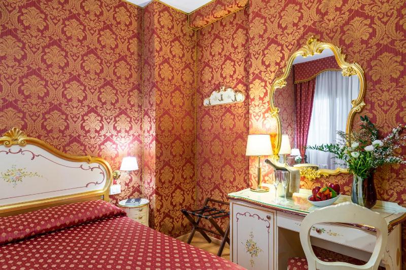 Classic Double Room image 4
