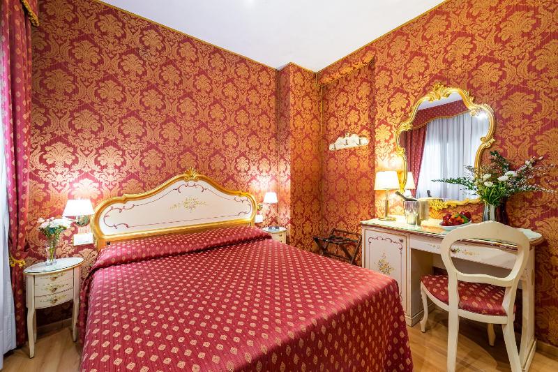 Classic Double Room image 3