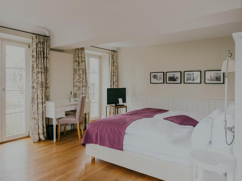 Superior Double Room - Lake Side image 3