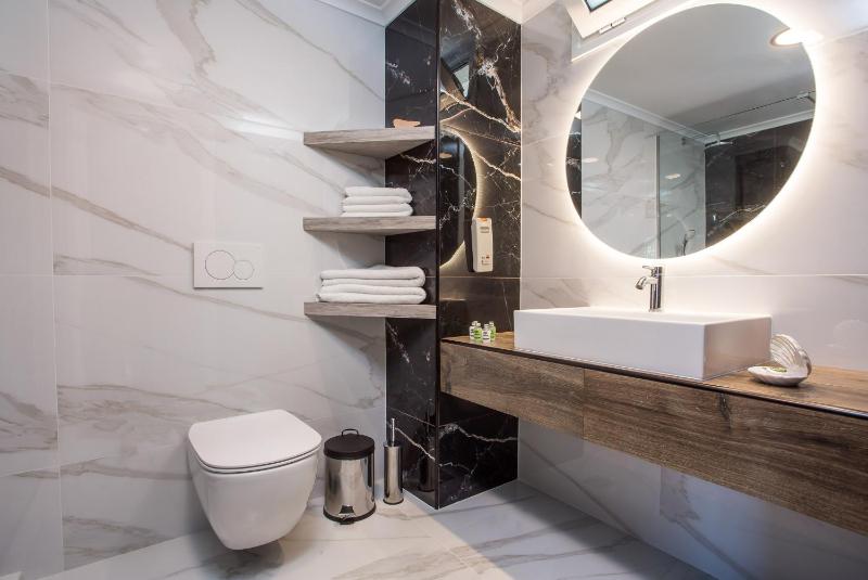 Deluxe Double or Twin Room with Sea View image 2