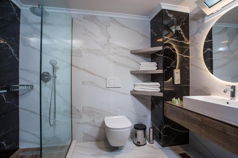 Deluxe Double or Twin Room with Sea View image 3