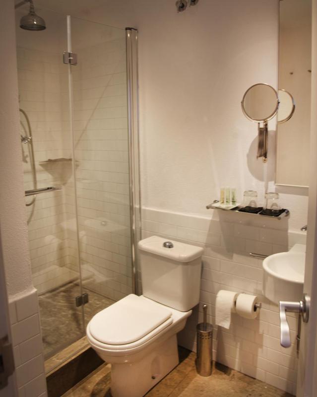 Budget Double Room image 3