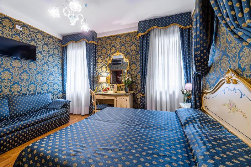 Deluxe Double Room with Canal View image 3
