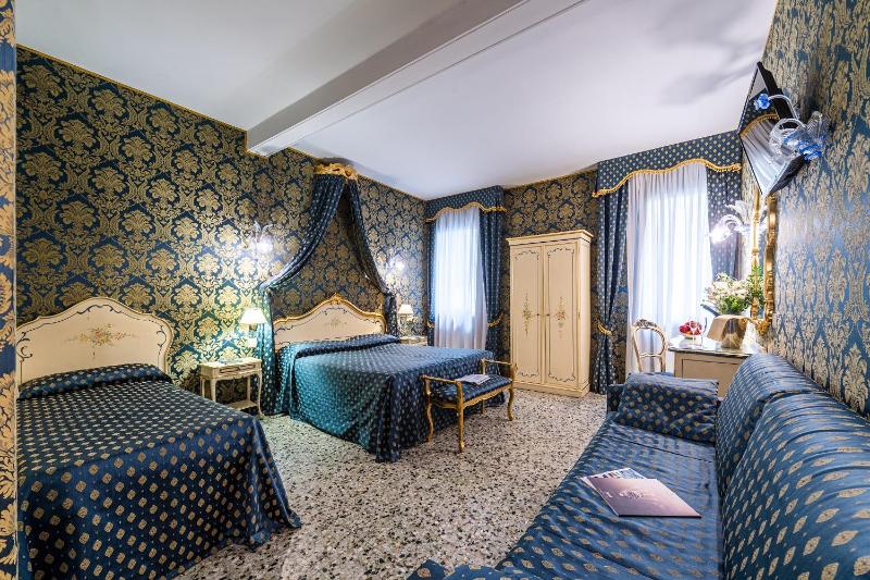 Deluxe Queen Room image 1