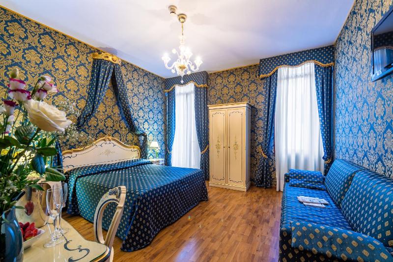 Deluxe Double Room with Canal View and Balcony image 1