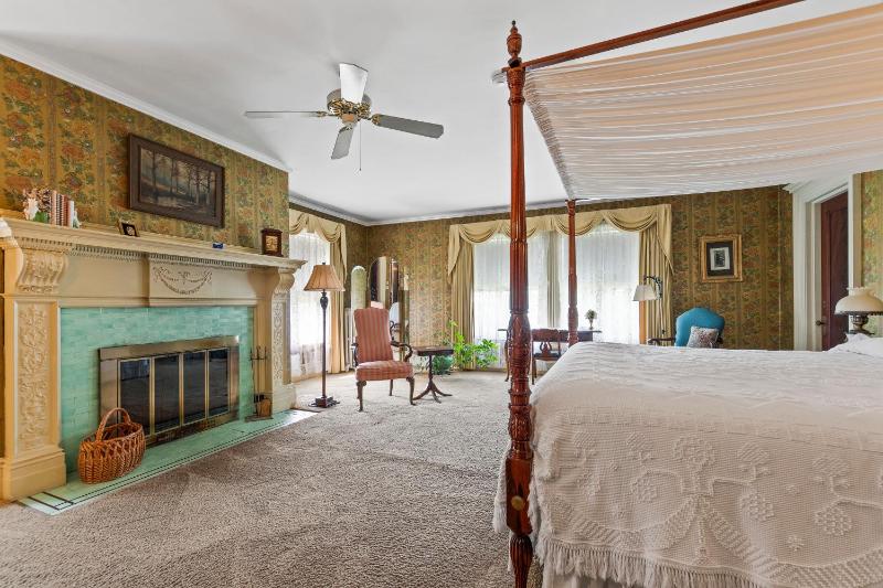 Deluxe King Suite image 1