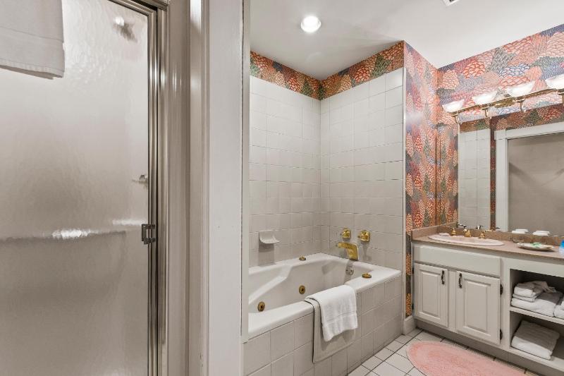 Deluxe Queen Room image 2