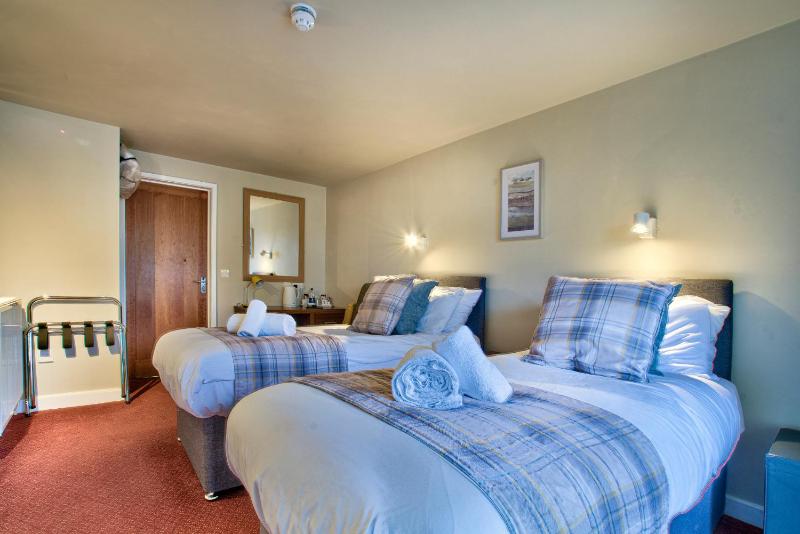 Twin Room image 3