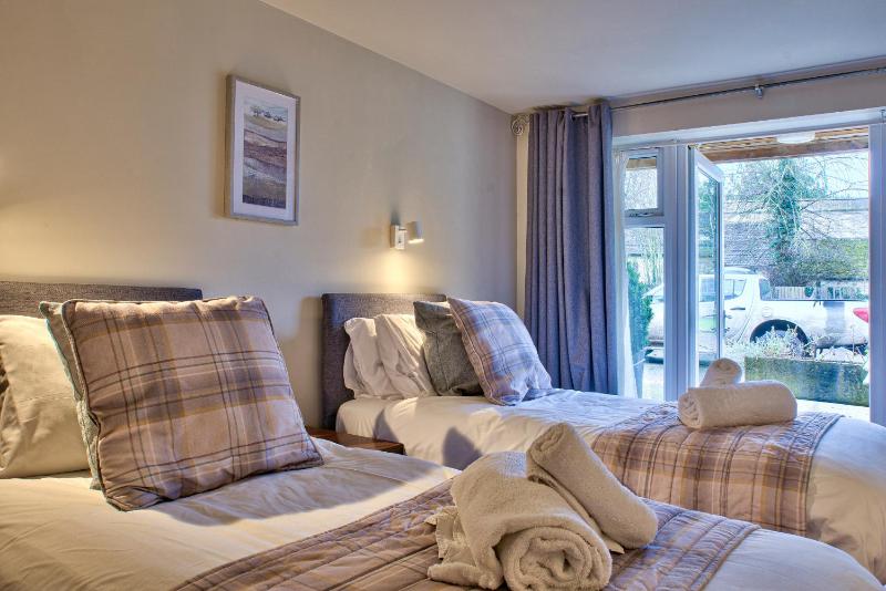 Twin Room image 4
