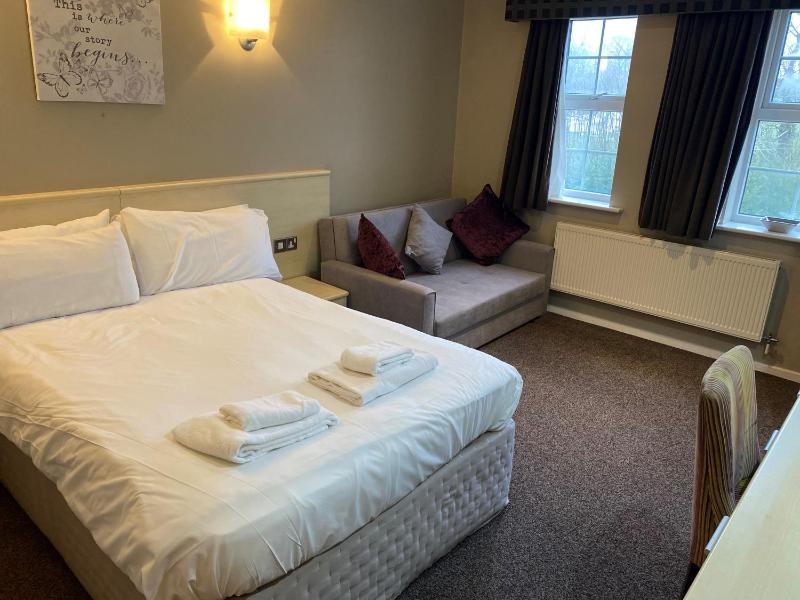 Deluxe Double Room (2 Adults + 1 Child) image 1