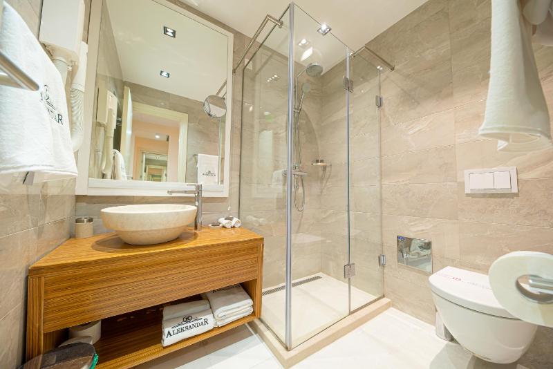 Double Room with Sea View image 3