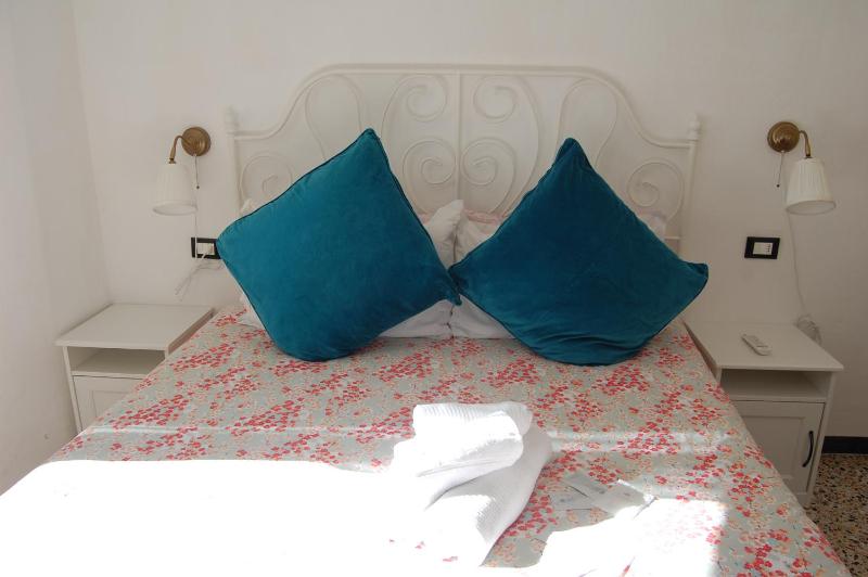 Deluxe King Room image 4