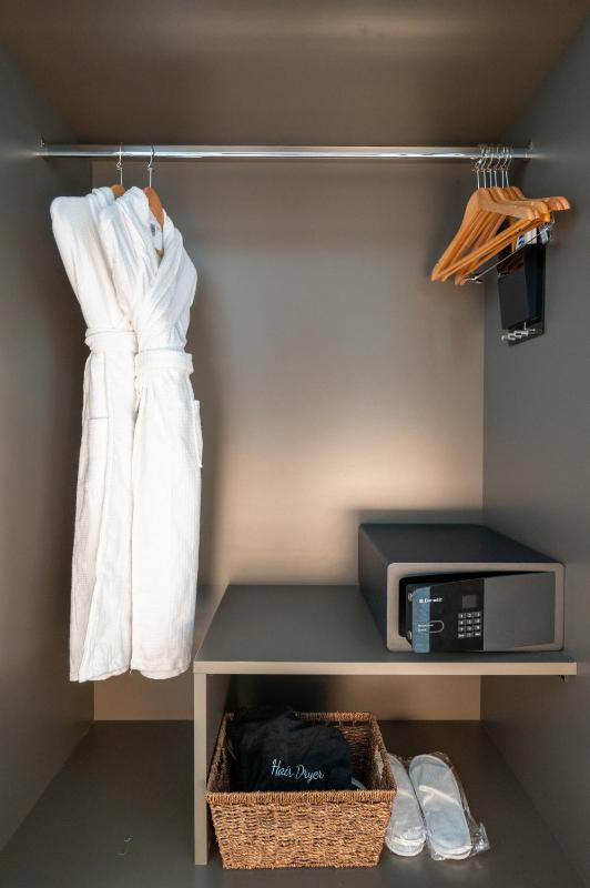 Signature Deluxe King Room image 4