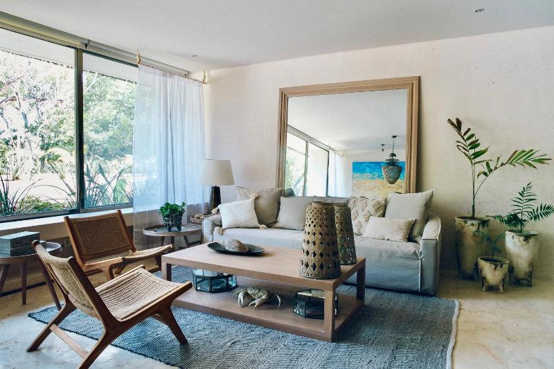 3 Bed Apartment Sleeps 6 - Private Pool & Hot Tub - image 1