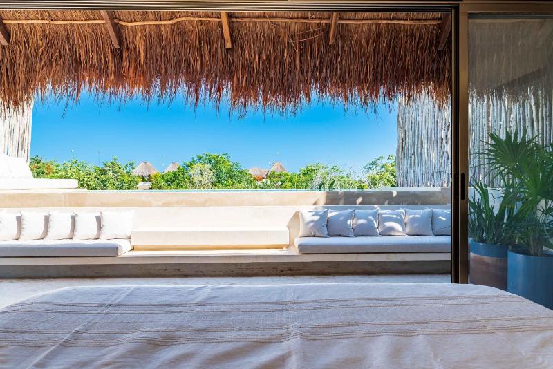 3 Bed Apartment Sleeps 6 - Private Pool & Hot Tub - image 7
