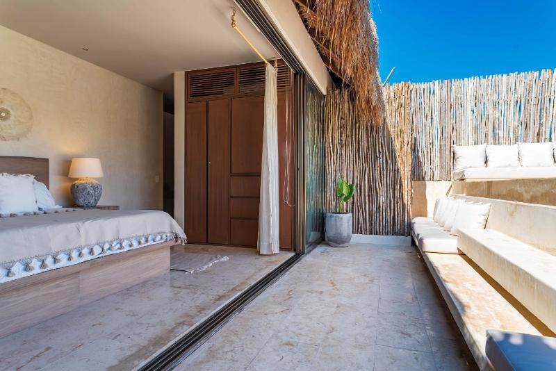 3 Bed Apartment Sleeps 6 - Private Pool & Hot Tub - image 12