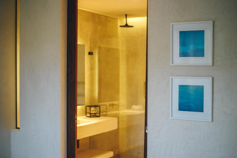 3 Bed Apartment Sleeps 6 - Private Pool & Hot Tub - image 9