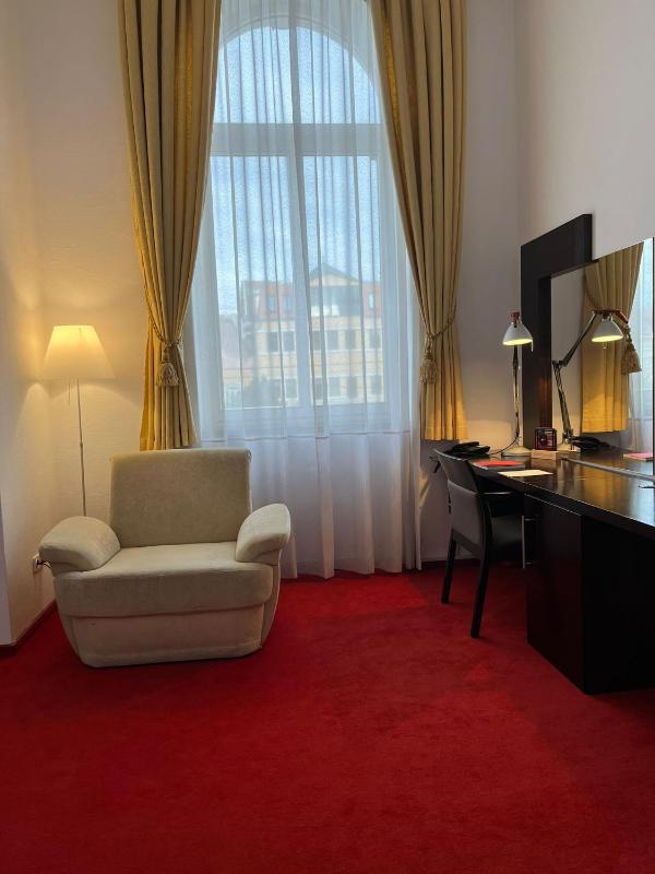 King Room with City View image 3