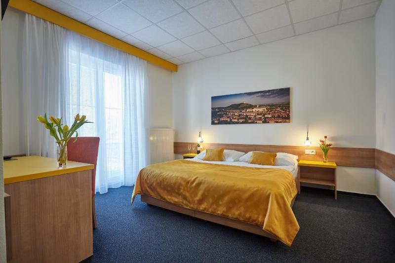 Double or Twin Room with Balcony image 4