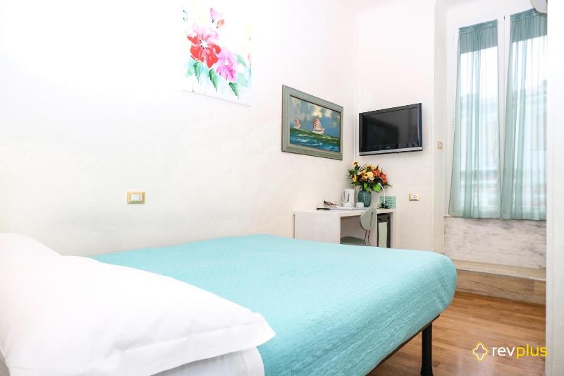 Economy Double Room image 4