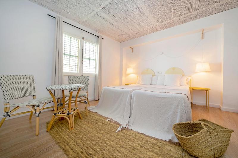 Twin Room image 4
