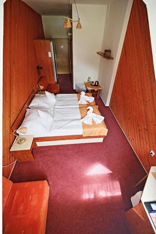 Deluxe Double or Twin Room With Extra Bed image 3