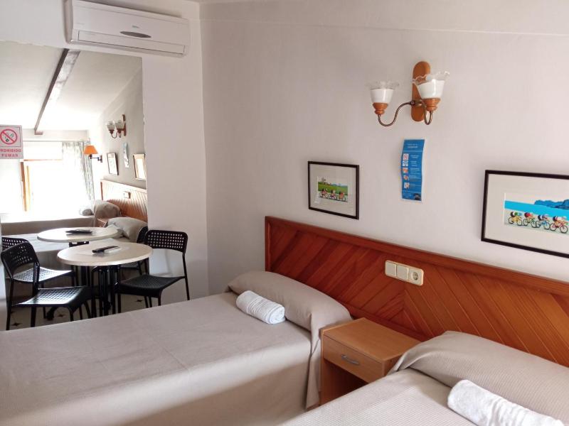 Economy Twin Room image 1