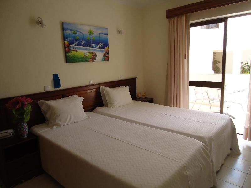 Twin Room image 3