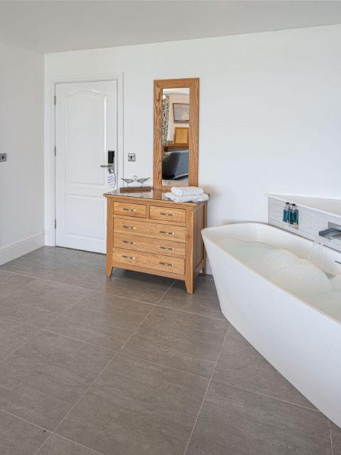 Luxury Suite image 4