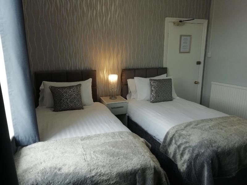 Twin Room image 3