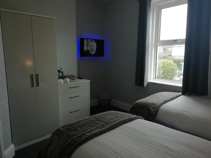 Twin Room image 2