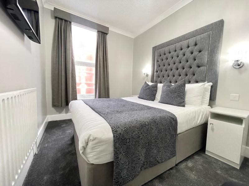 Double Room image 3