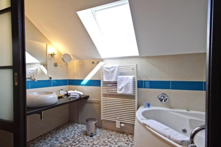 Suite with Spa Bath image 4