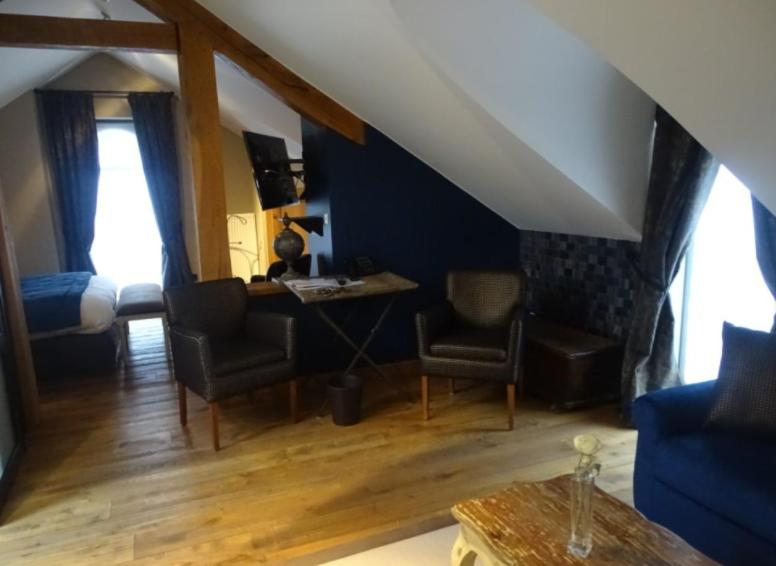 Suite with Spa Bath image 3