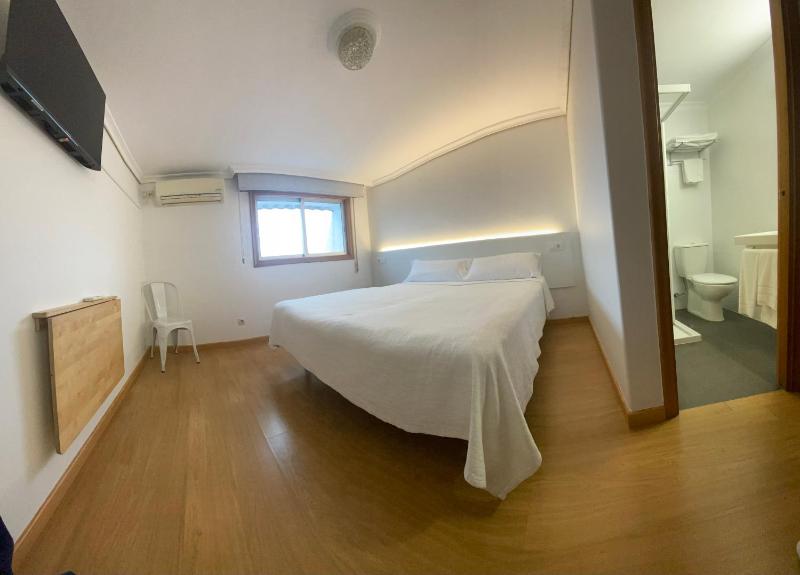Double or Twin Room image 4