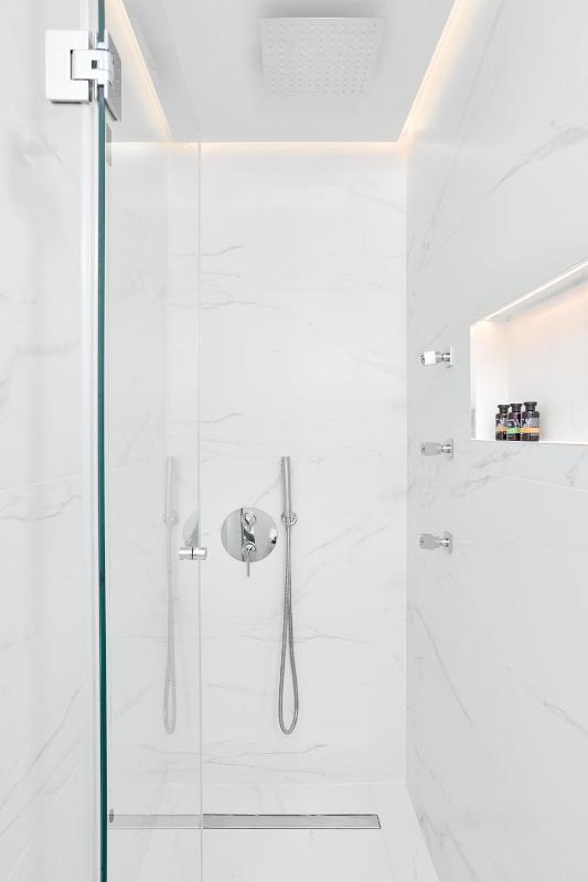 Deluxe Suite image 3