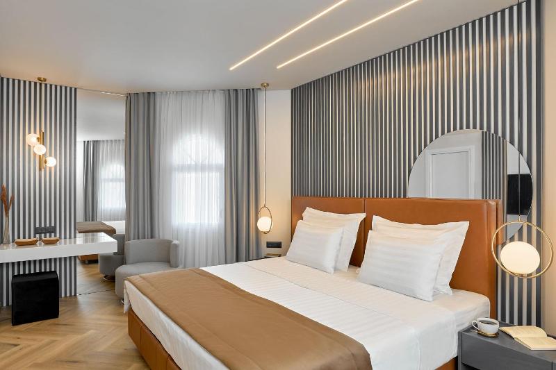 Deluxe Suite image 1