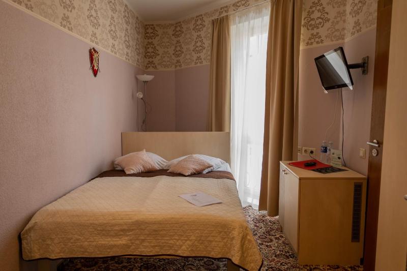 Small Double Room image 2