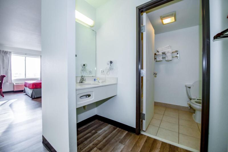 Queen Room - Non-Smoking image 2