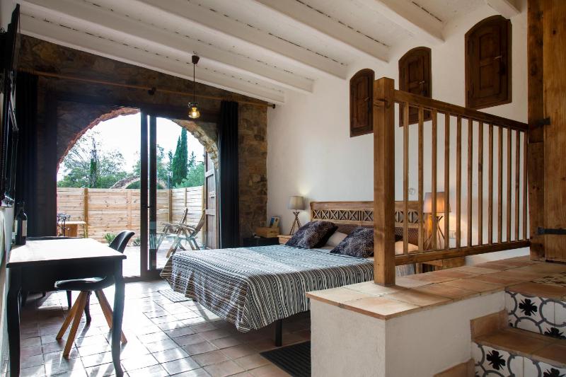 Deluxe Double Room with Balcony image 2