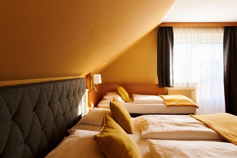 Comfort Triple Room with Balcony and Air condition image 4