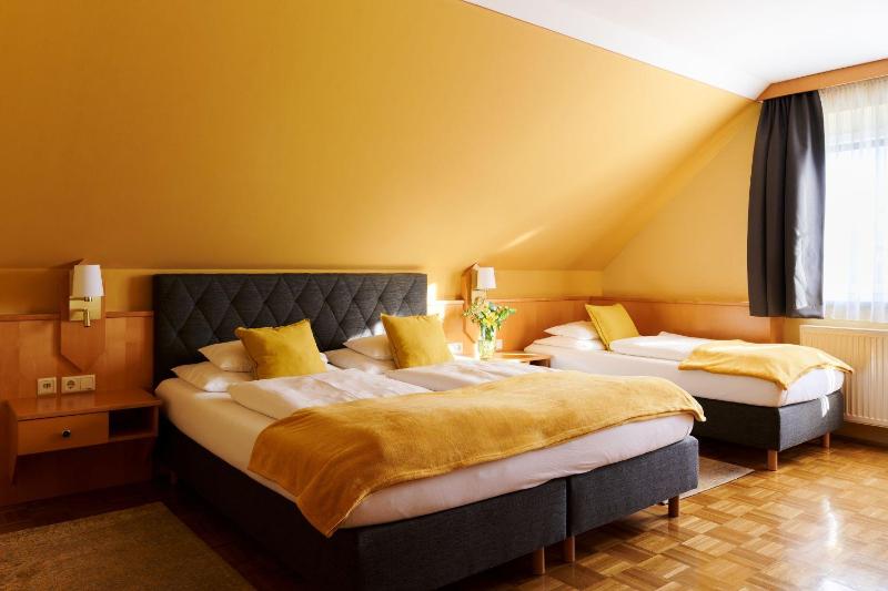 Comfort Triple Room with Balcony and Air condition image 2
