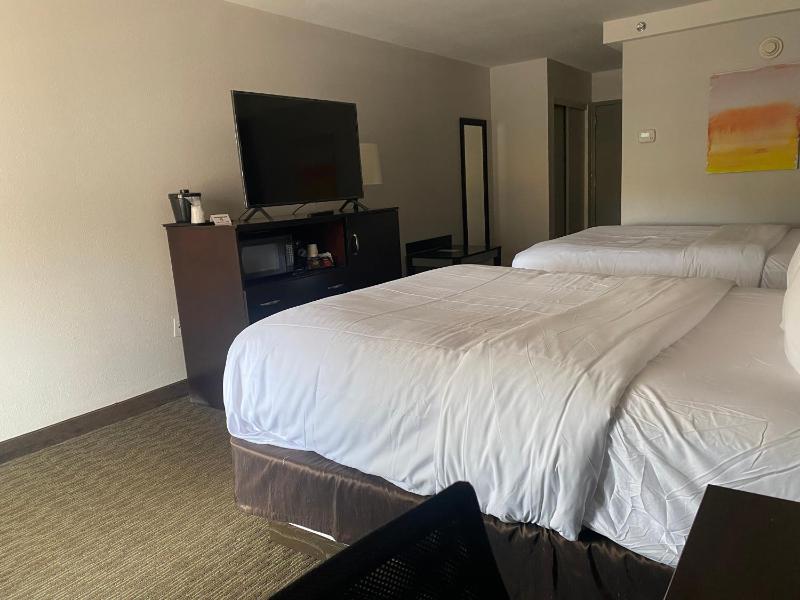 Standard Queen Room with Two Queen Beds - Non Smoking  image 3