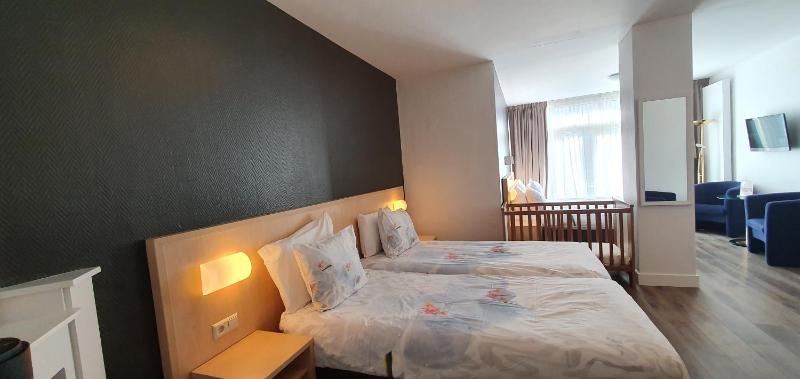 Quadruple Room with Terrace (2 adults +2 children) image 3