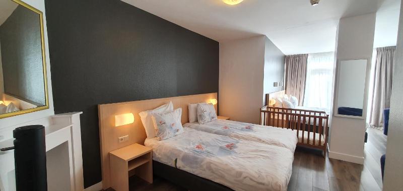 Quadruple Room with Terrace (2 adults +2 children) image 1