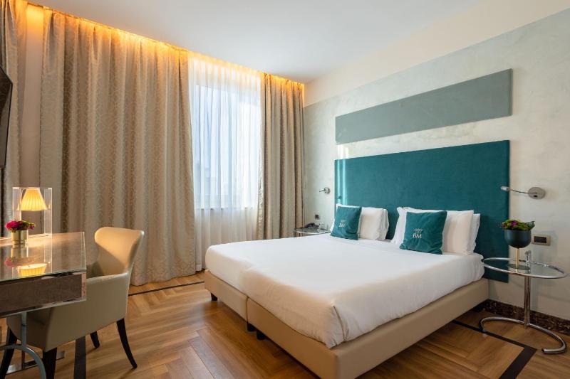 Deluxe Double or Twin Room image 1