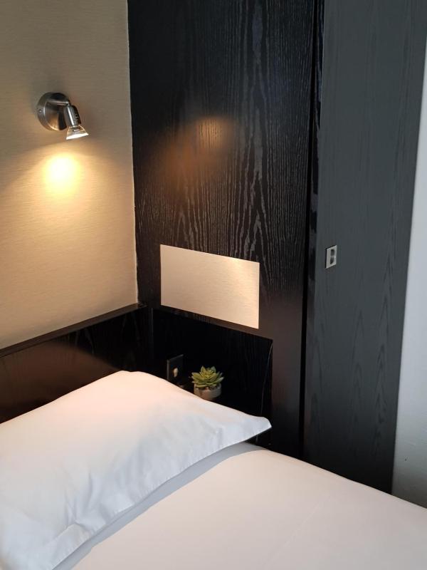 Standard Single Room image 3