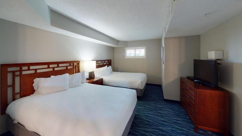 Angle Ocean Front Three-Bedroom Suite with Partial View image 2